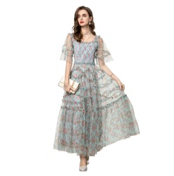 A gentle and elegant dress with a cinched waist 250805